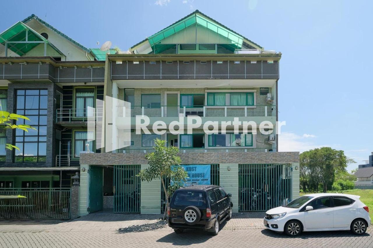 Pondok Hijau Syariah Mitra Reddoorz At Citraland スラバヤ エクステリア 写真