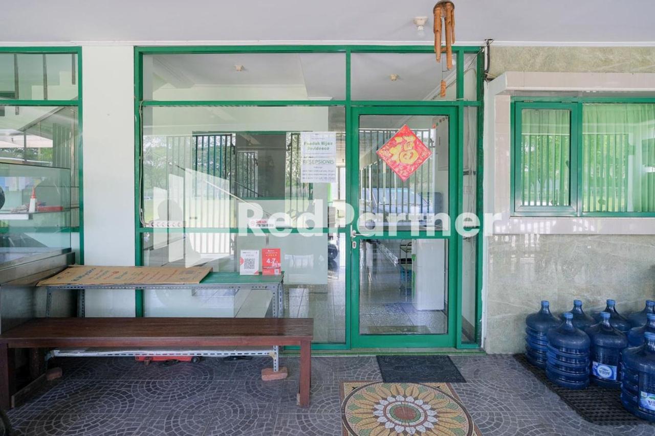 Pondok Hijau Syariah Mitra Reddoorz At Citraland スラバヤ エクステリア 写真
